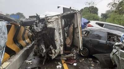 Kecelakaan Beruntun di Tol Kota, 6 Kendaraan Rusak Parah