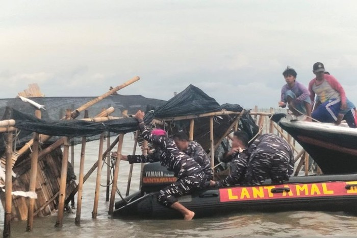 Prabowo Instruksikan TNI Bongkar Pagar Laut di Tangerang