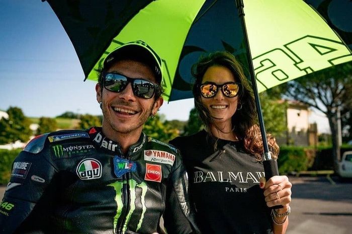 2 Pembalap MotoGP Menikah dengan Mantan Umbrella Girl